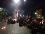 ratusan-demonstran-masih-bertahan-di-depan-kantor-dprd-sulawesi-selatan.jpg