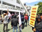 ratusan-korban-bencana-palu-sigi-donggala-dan-parigi-moutong-demonstrsi.jpg