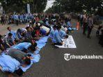 ratusan-mahasiswa-dari-bem-universitas-riau-salat-disela-sela-unjuk-rasa.jpg