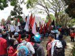 ratusan-mahasiswa-memadati-depan-kantor-dprd-toraja-utara.jpg