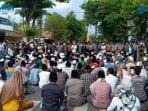 ratusan-orang-mengepung-rumah-menko-polhumkam-mahfud-md-di-pamekasan.jpg
