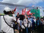 ratusan-pengunjukrasa-mendatangi-kantor-bawaslu-provinsi-sulsel-jl-ap-pettarani.jpg