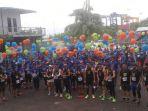 ratusan-runner-berfoto-bersama-sebelum-berlari-mengintari-kota-makassar.jpg