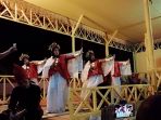 ratusan-warga-antusias-menyaksikan-tarian-kajangki-dan-sumajo_20180727_221002.jpg