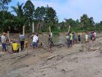 ratusan-warga-desa-pongo-kecamatan-masamba-menormalisasi-aliran-sungai.jpg