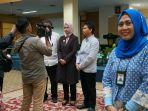 rektor-uin-alauddin-makassar-prof-hamdan-juhannis-memberikan-apresiasi-atas-kinerja-humas-uin.jpg