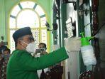 rektor-umi-makassar-prof-basri-modding-saat-menyemprotkan-disinfektan.jpg