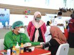 rektor-unhas-dwia-aries-tina-pulubuhu-sedang-meninjau-program-vaksinasi-massal.jpg