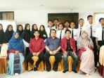 rektor-universitas-negeri-makassar-prof-husain-syam-berfoto-bersama-peserta-darul-arqam-madya.jpg