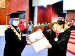 rektor-universitas-negeri-makassar-prof-husain-syam-mengikuti-prosesi-wisuda-profesi-insinyur.jpg