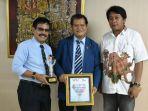 rektor-unm-prof-husain-syam-dan-penghargaan-ipma-sps-2019.jpg<pf>rektor-unm-prof-husain-syam-lihat-majalah-pinisi-unm.jpg
