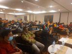 rektor-unm-prof-husain-syam-juga-ikut-memberikan-evaluasi-kepada-seluruh-tim-pimnas-unm.jpg
