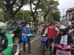 relawan-dokter-garda-covid-19-bagikan-masker-di-jalanan-sebagai-bentuk-kepedulian-sesama.jpg