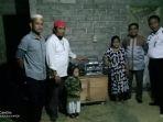 relawan-sosial-mandiri-bersama-baznas-bulukumba-sedang-membawakan-radio.jpg