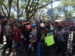ribuan-suporter-psm-hendak-masuk-kedalam-stadion-mattoanging-makassar.jpg