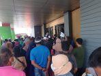 ribuan-warga-kabupaten-pinrang-sulawesi-selatan-berdesak-desakan-antre.jpg