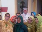 richard-mathews-wefie_20171112_001958.jpg<pf>richard-mathews-dan-istri-wefie_20171112_002110.jpg