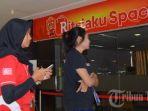 ritelaku-space-pengunjung-melintas-di-depan-ritelaku-space.jpg