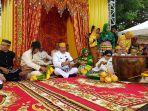 ritual-adat-masossor-manurung-di-halaman-rumah-adat-mamuju.jpg