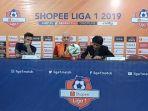 roberto-carlos-mario-gomez-didampingi-anak-asuhnya-diego-michiels.jpg