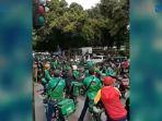rombongan-ojol-dan-satpol-pp-di-bandung-terlibat-bentrok.jpg