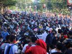 rombongan-pengendara-roda-dua-melintasi-kawasan-pantai-losari-jalan-penghibur-1.jpg<pf>rombongan-pengendara-roda-dua-melintasi-kawasan-pantai-losari-jalan-penghibur-2.jpg<pf>rombongan-pengendara-roda-dua-melintasi-kawasan-pantai-losari-jalan-penghibur-3.jpg