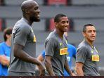 romelu-lukaku-ashley-young-dan-alexis-sanchez.jpg