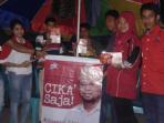 ros-muhammad-ilyas-cika-koalisi-masyarakat-pasar-kmp-membagikan-atribut-cika-saja_20150517_115116.jpg