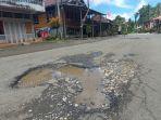 ruas-jalan-enrekang-toraja-rusak-parah.jpg