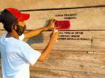 rumah-penerima-bansos-di-desa-baku-baku-dipasangi-label-cat.jpg