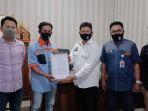 saat-direksi-pd-parkir-makassar-raya-memberikan-sk-pegawai-ke-irwan-torre-37.jpg