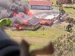 salah-satu-bangunan-yang-di-bakar-kkb-di-distrik-kiwirok.jpg