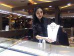 salah-satu-karyawan-memperlihatkan-perhiasan-yang-ditawarkan-pada-pameran-di-tsm-makassar.jpg