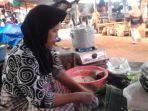 salah-satu-penjual-putu-menjajakan-dagangannya-di-pasar-sentral-enrekang-saat-ramadan-1.jpg