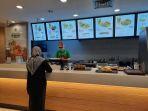 salah-satu-tenant-kuliner-mall-ratu-indah-makassar-jumat-2342021.jpg