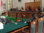 salah-satu-unsur-pimpinan-dprd-enrekang-sedang-jalani-sidang.jpg
