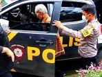 salah-satu-warga-lemo-saat-dijemput-polisi-di-rumahnya-untuk-divaksin-covid-19.jpg