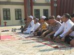 salat-istisqa-di-halaman-belakang-mapolda-sulbar.jpg