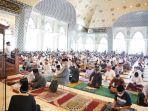 salat-jumat-berjamaah-di-masjid-raya-makassar-1642021.jpg