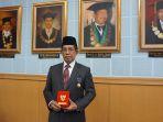 saleh-pallu-menerima-penganugerahan-tanda-kehormatan-satyalancana-karya-satya-30-tahun.jpg