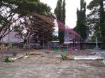 sampah-sisa-maulid-di-monumen-bambu-runcing-rappang_20160121_200412.jpg