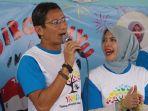 sandiaga-uno-bersama-istrinya-mpok-nur-atau-nur-asia-di-acara-yayasan.jpg