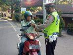 sat-lantas-polres-enrekang-pengaturan-pagi-sekaligus-membagikan-masker-kepada-pengguna-jalan.jpg
