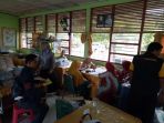 sat-reskrim-polres-luwu-melakukan-ott-di-smpn-1-bupon_20180711_120649.jpg