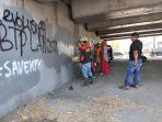 satgas-kebersihan-panakkukang-bersihkan-aksi-vandalisme-di-flyover.jpg