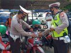satlantas-juga-menggalakkan-sosialisasi-pakai-masker-dengan-memasang-stiker-imbauan.jpg