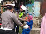 satlantas-polres-enrekang-berbagi-masker-gratis-di-pasar-enrekang-jalan-pasar-baru.jpg