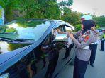 satlantas-polres-enrekang-membagikan-pappabuka-rabu-2252019.jpg