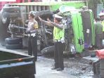 satlantas-polres-maros-mengevakuasi-truk_20181018_124043.jpg