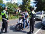 satlantas-polres-sinjai-tahan-pengendara-sepeda-motor-usia-remaja.jpg